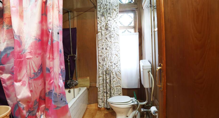 Humayun Palace Houseboat, Srinagar 5